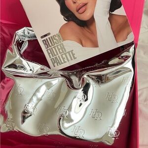 HUDA BEAUTY Shiny Silver Cosmetic Case